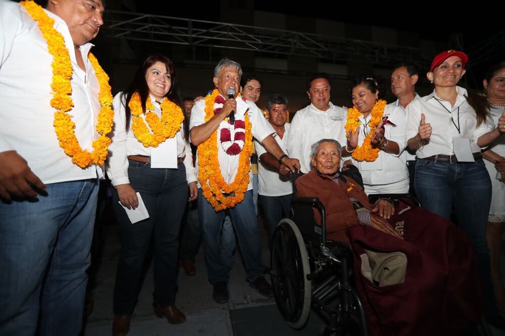 Reaparece Nestora Salgado en mitin de AMLO