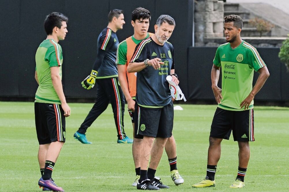 El colombiano Juan Carlos Osorio intenta transmitir su idea futbolística a los hombres que integran esta Selección, pues muchos no han jugado juntos (CARLOS MEJÍA. EL UNIVERSAL)