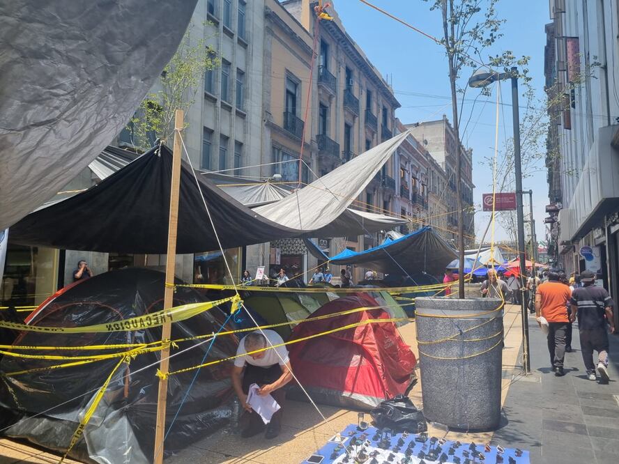 El plantón de maestros de la Coordinadora Nacional de Trabajadores de la Educación (CNTE), se ha extendido por algunas calles del primer cuadro de la Ciudad de México. (Foto: Frida Sánchez/ EL UNIVERSAL)