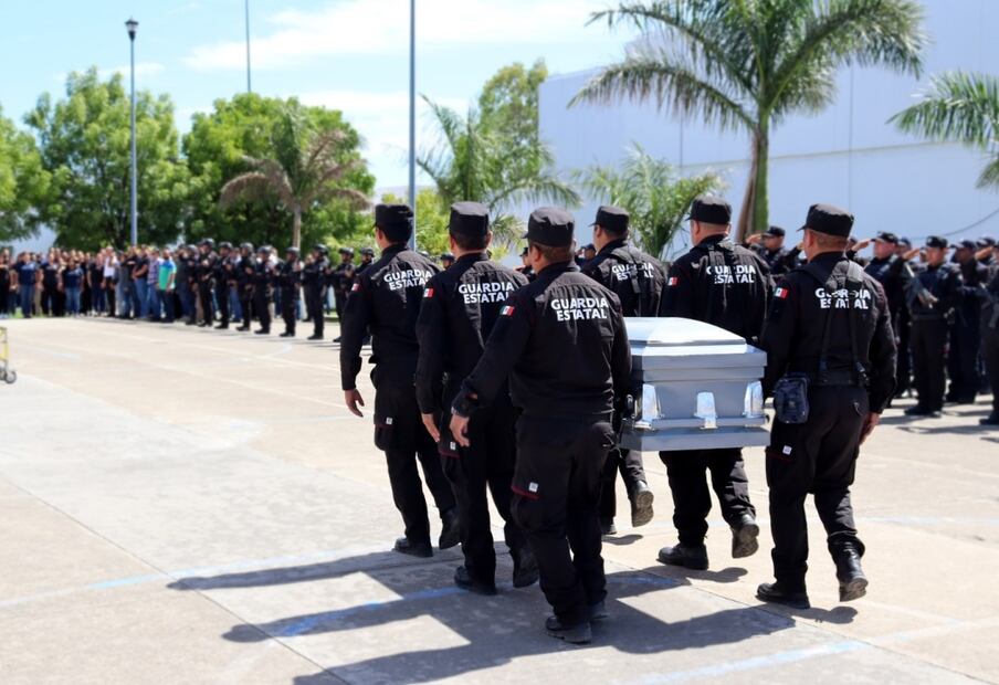 Tras dedicar un minuto de silencio y una salva de honor, el féretro fue guiado hasta la carroza para iniciar el cortejo. Foto: Especial