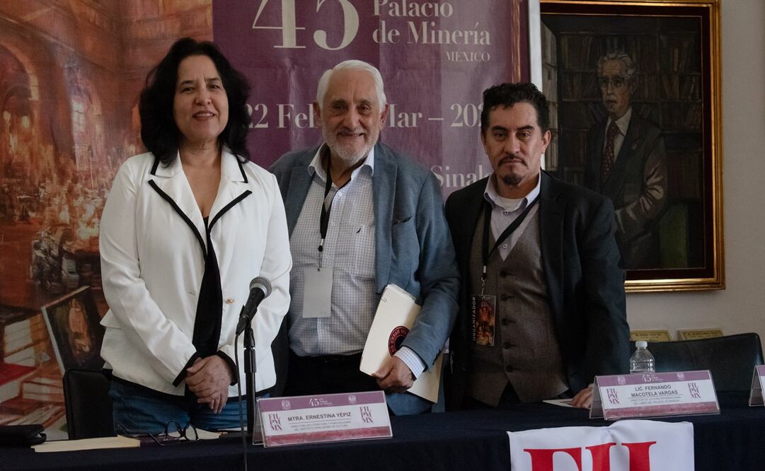 Al centro, Fernando Macotela, director de la Feria Internacional del libro del Palacio de Minería. Foto: Abril Angulo/ EL UNIVERSAL