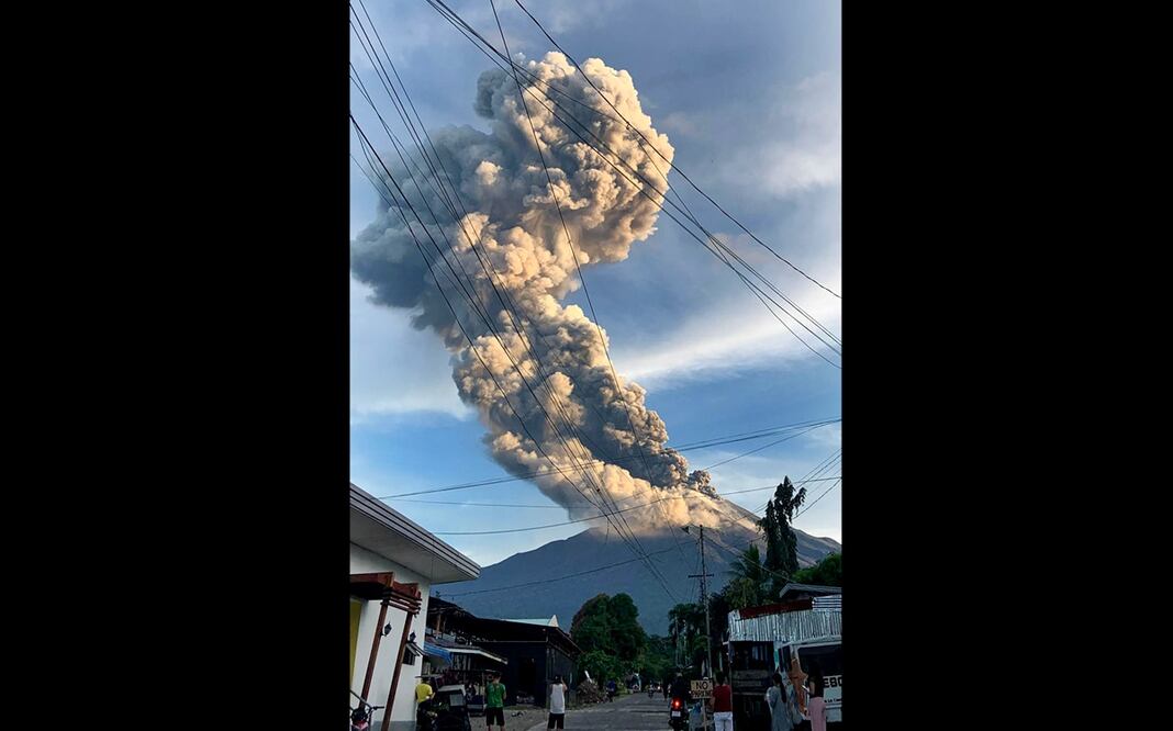 Imagen de la erupción del volcán Kanlaon, vista desde una aldea en La Castellana, provincia de Negros Occidental, en el centro de Filipinas, el 7 de abril de 2025. Foto: AFP