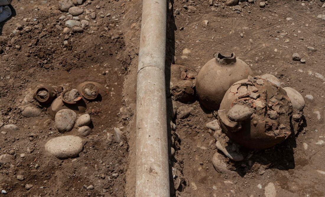 Vasijas antiguas encontradas por un equipo que colocaba una tubería de gas natural. Foto: AFP