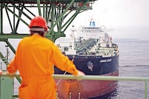 México envía 80 mil barriles de combustible a Cuba, según Universidad de Texas; "ayuda humanitaria" ante crisis energética