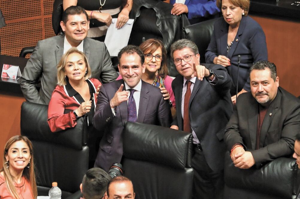 Arturo Herrera, secretario de Hacienda (cuarto de der. a izq.), dijo en su comparecencia ante senadores que se han inyectado a Pemex casi 18 mil mdd. Foto/DIEGO SIMÓN SÁNCHEZ. EL UNIVERSAL
