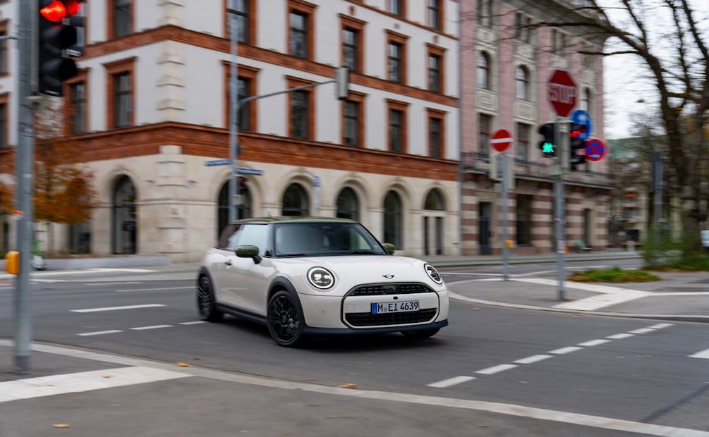El Mini Cooper Paul Smith Edition cuenta con sistemas de seguridad y equipamiento de primer nivel. Foto: BMW Group PressClub México