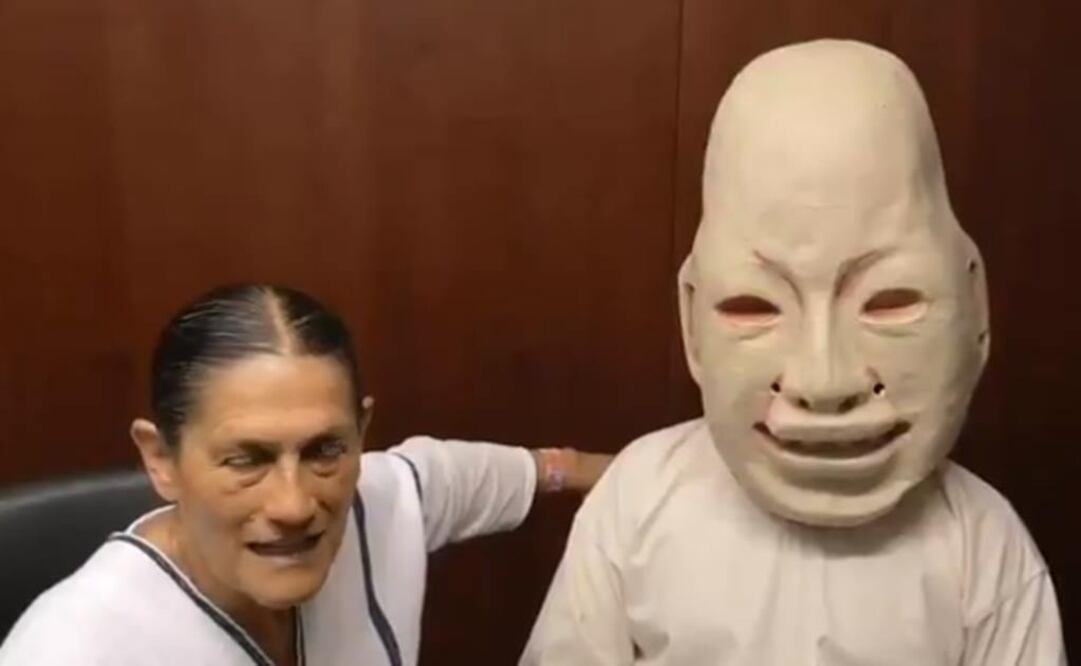 Jesusa Rodríguez habla con "estatua" sobre el maíz