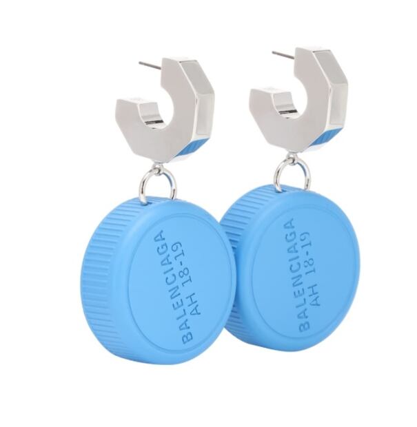 Aretes en forma de tapa rosca, el accesorio más feo de la moda