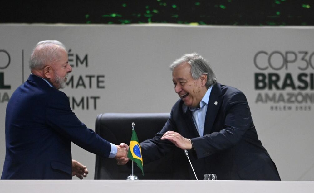 El presidente brasileño, Luiz Inácio Lula da Silva (i), saluda al secretario general de la Organización de las Naciones Unidas, António Guterres (d), en la inauguración de la Cumbre de Líderes que antecede a la 30ª Conferencia de las Partes (COP30) de las Naciones Unidas sobre el Cambio Climático, en Belém. Foto: Xinhua/Archivo