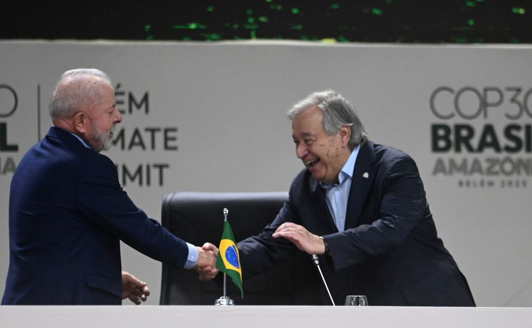 El presidente brasileño, Luiz Inácio Lula da Silva (i), saluda al secretario general de la Organización de las Naciones Unidas, António Guterres (d), en la inauguración de la Cumbre de Líderes que antecede a la 30ª Conferencia de las Partes (COP30) de las Naciones Unidas sobre el Cambio Climático, en Belém, estado de Pará, Brasil, el 6 de noviembre de 2025. El presidente de Brasil, Luiz Inácio Lula da Silva, convocó el jueves a acelerar la transición energética hacia fuentes renovables y a proteger la naturaleza para contener el calentamiento global, al inaugurar la Cumbre de Líderes que antecede a la COP30 de las Naciones Unidas sobre el Cambio Climático, que se realizará del 10 al 21 de noviembre en la ciudad de Belém del estado amazónico de Pará (norte). Foto: Xinhua