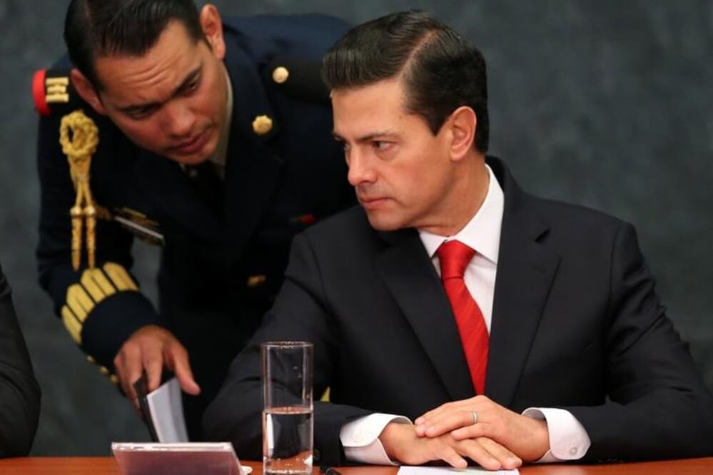 Mexico's President Enrique Peña Nieto speaks with an assistant during the deliver of a message about foreign affairs at Los Pinos presidential residence in Mexico City, Mexico, January 23, 2017. REUTERS/Edgard Garrido
