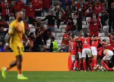 Barcelona es goleado por el Benfica en la Champions League; es último de su grupo