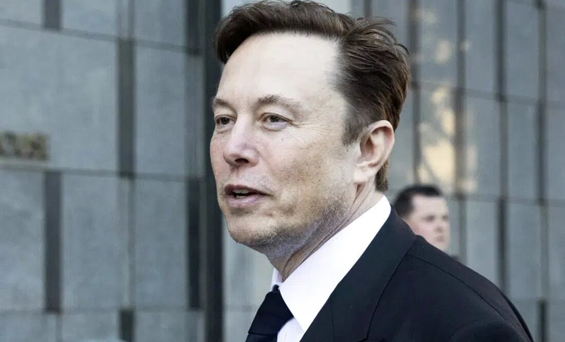 Elon Musk sale del edificio federal Phillip Burton y Corte de Estados Unidos en San Francisco. Foto: AP