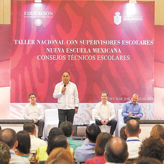 El gobernador de Guerrero, Héctor Astudillo, lideró la presentación del Taller Nacional de Supervisores de Educación Básica. ESPECIAL