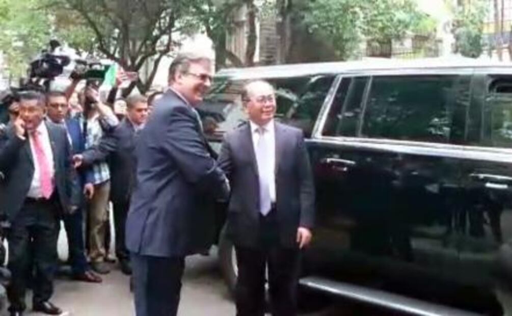 AMLO se reúne con embajador de China en su casa de transición