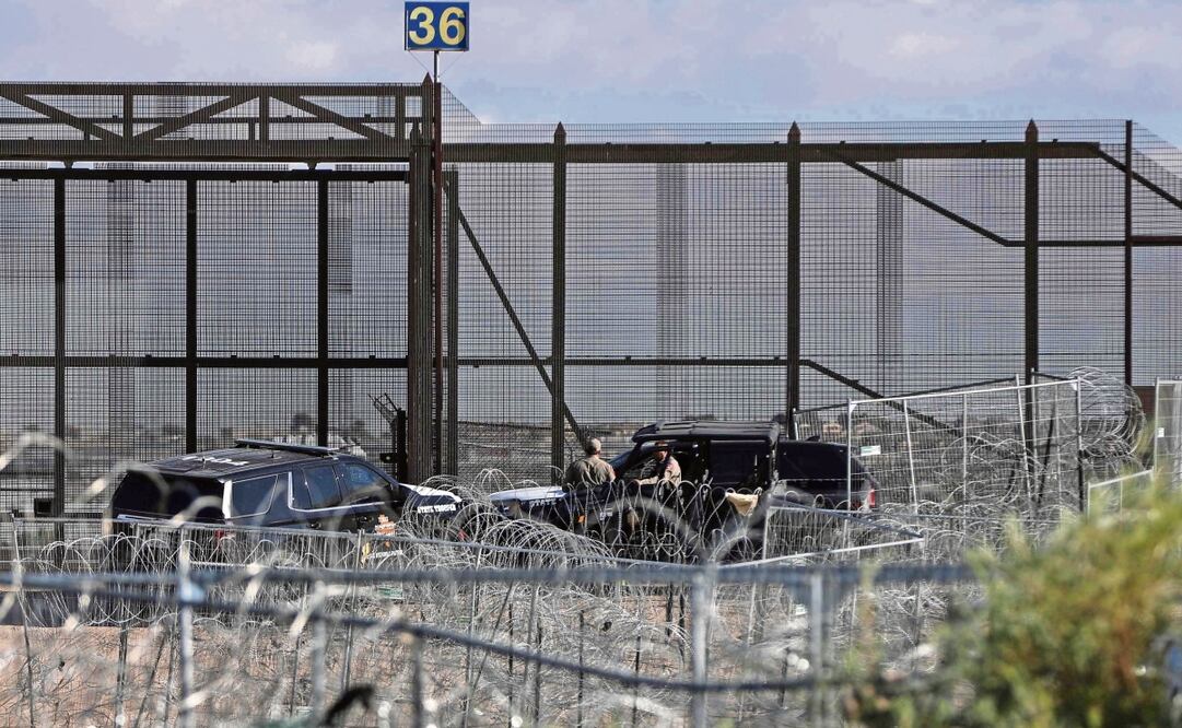 Agentes fronterizos estadounidenses detrás de una valla de alambre de púas en el borde del río Grande (Bravo), frontera entre México y Estados Unidos en Ciudad Juárez, Chihuahua. Imagen ilustrativa. Foto: AFP