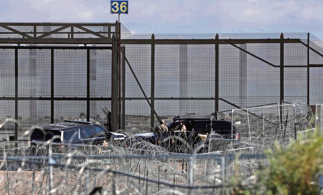 Agentes fronterizos estadounidenses detrás de una valla de alambre de púas en el borde del río Grande (Bravo), frontera entre México y Estados Unidos en Ciudad Juárez, Chihuahua. Imagen ilustrativa. Foto: AFP