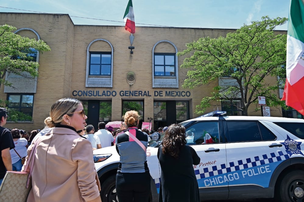 Mexicanos, en el Consulado General de México en Chicago, Illinois, Estados Unidos, el 2 de junio de 2024. Foto: Kyle Mazza/ AFP