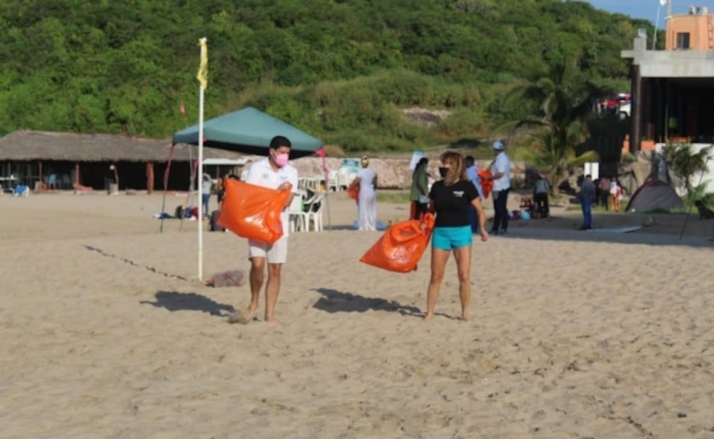 Realizan jornada de limpieza en playa de Mazatlán, Sinaloa