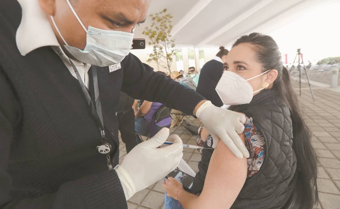 El gobierno del Estado de México planea vacunar a 375 mil trabajadores de educación en siete días. Foto: Jorge Alvarado/ El Universal.