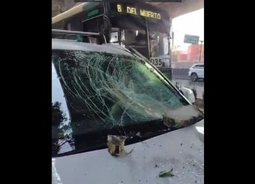 “Estuve a punto de morir”: Motociclista exhibe en video caída de piedras del segundo piso del Periférico