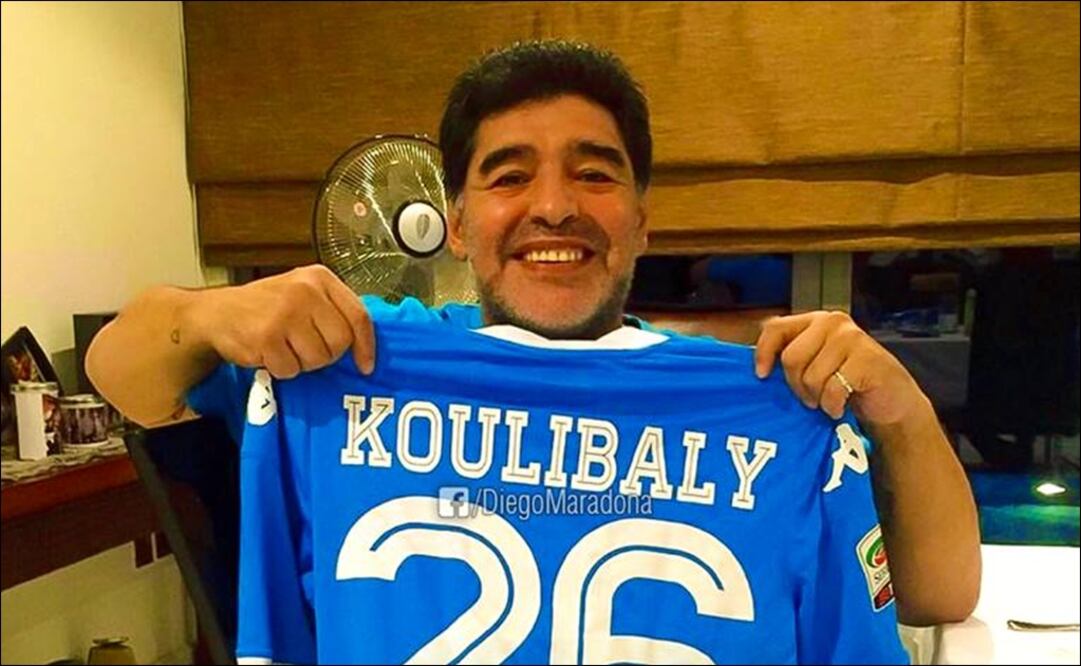 El técnico argentino posa con la playera de Koulibaly. Foto: Facebook