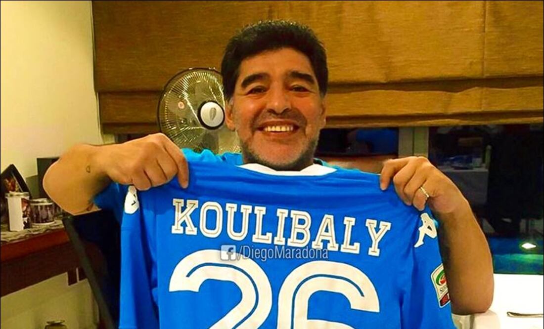 El técnico argentino posa con la playera de Koulibaly. Foto: Facebook