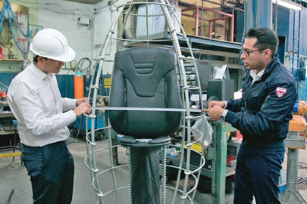 Reynaldo Vela Coreño (derecha) cuenta que actualmente cuenta con 800 pedidos de la Cápsula K107, de los cuales, hasta la fecha ha entregado 10. Foto: ESPECIAL