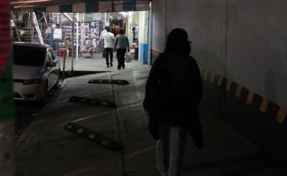 Calles y comercios en Neza, sin aglomeraciones previo al Día de Muertos