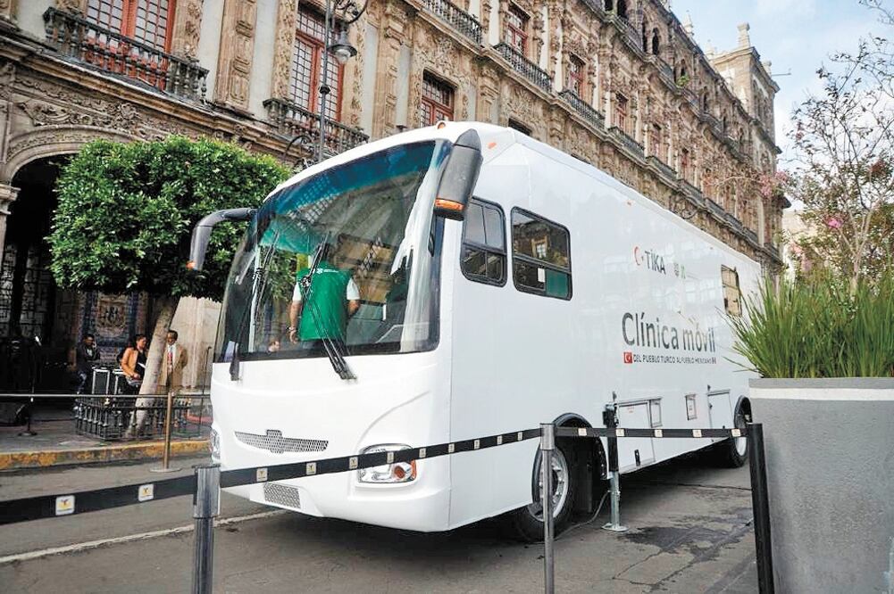 Trabajo conjunto. La Agencia de Cooperación y Coordinación Turca (TIKA) donó a la CDMX una clínica móvil para brindar servicios médicos a ese sector. Foto/ESPECIAL