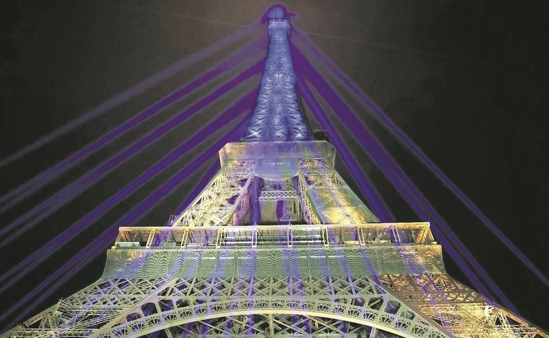 La Torre Eiffel cambió ayer su iluminación nocturna con los colores de la bandera de Ucrania.