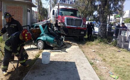 Revolvedora se queda sin frenos y provoca carambola en Atizapán