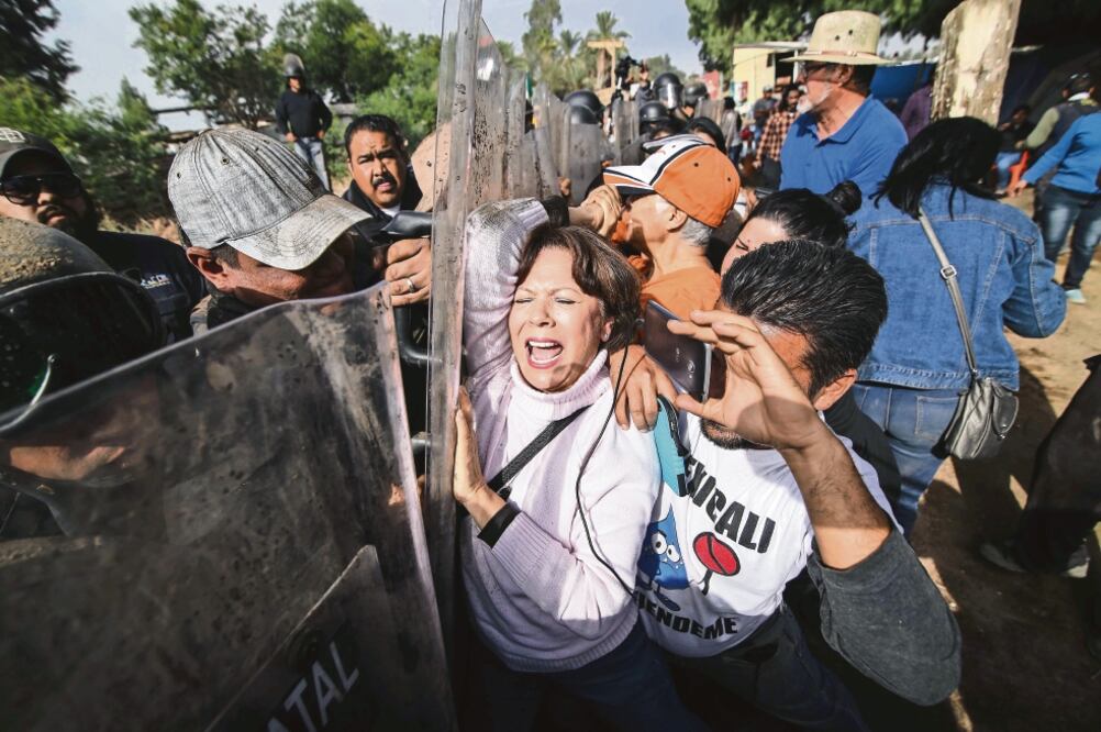 El martes pasado, más de un centenar de policías se enfrentaron contra personas que mantenían un plantón en la obra donde se construye un acueducto, que abastecerá de agua a la planta cervecera Constellation Brand. (ESPECIAL)