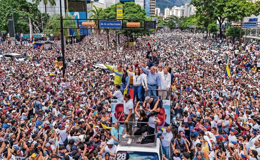 La lideresa opositora María Corina Machado y el candidato Edmundo González, durante una protesta en Caracas contra los resultados oficiales de las elecciones presidenciales que declaran ganador al mandatario Nicolás Maduro. Foto Matias Delacroix AP
