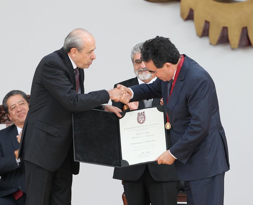 Enrique Fernández Fassnacht, director del Instituto Politécnico Nacional, entrega la constancia (Foto: EFE/Jorge Núñez)