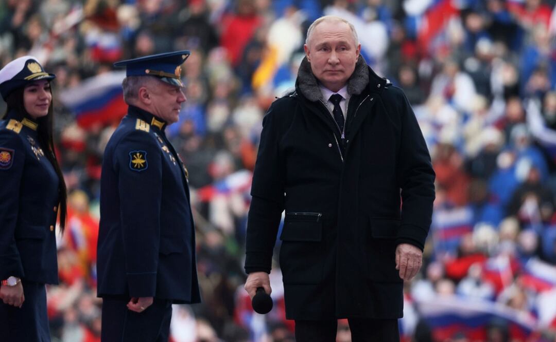 El presidente ruso, Vladimir Putin, llega al concierto ''Gloria a los Defensores de la Patria'', un día antes del Día del Defensor de la Patria. Foto: AP
