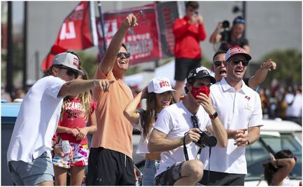 Así festejaron los Buccaneers de Tampa Bay con el Vince Lombardi sobre el agua