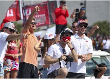 Así festejaron los Buccaneers de Tampa Bay con el Vince Lombardi sobre el agua