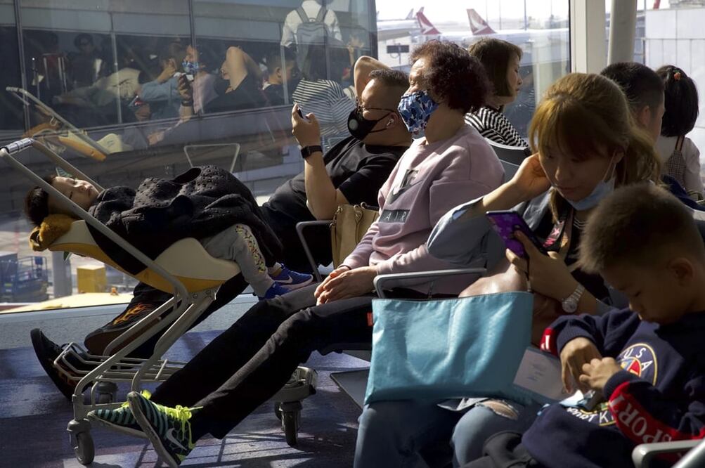 Viajeros utilizan cubrebocas en el Aeropuerto Internacional de Hong Kong ante el aumento de casos de coronavirus. Foto: AP