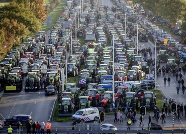 Campesinos de Holanda protestan por medidas contra las emisiones de gases