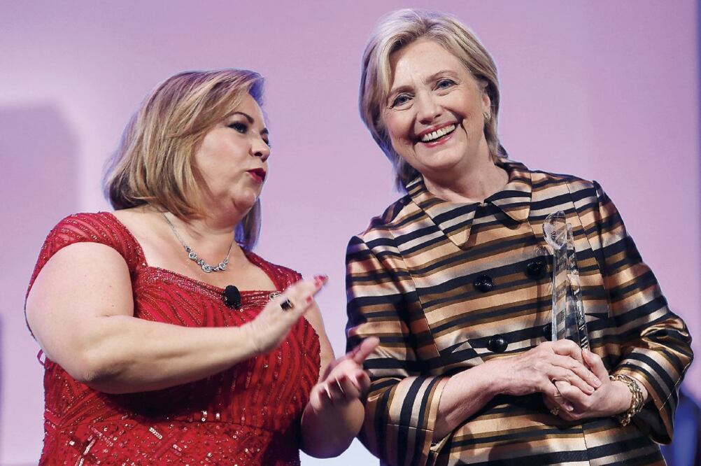 La aspirante presidencial demócrata, Hillary Clinton, en la entrega anual de premios del Instituto del Caucus Hispano del Congreso, ayer, en Washington. Clinton dijo que los hispanos son muy valiosos en EU y criticó la retórica xenófoba (REUTERS)