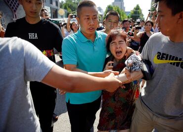 Explosión de bomba casera frente a embajada de EU en Pekín deja un herido