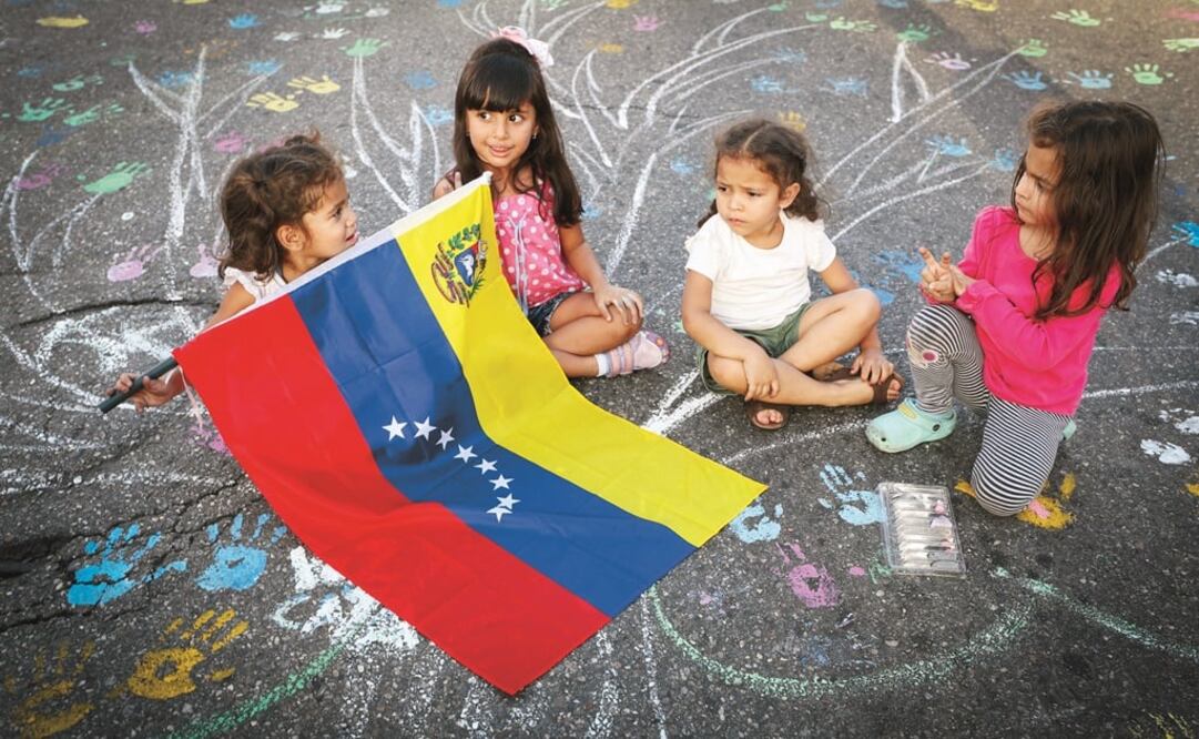 Hijas de venezolanos opuestos al gobierno juegan en el Jardín La Carlota. (FOTOS: JORGE SERRATOS. EL UNIVERSAL)