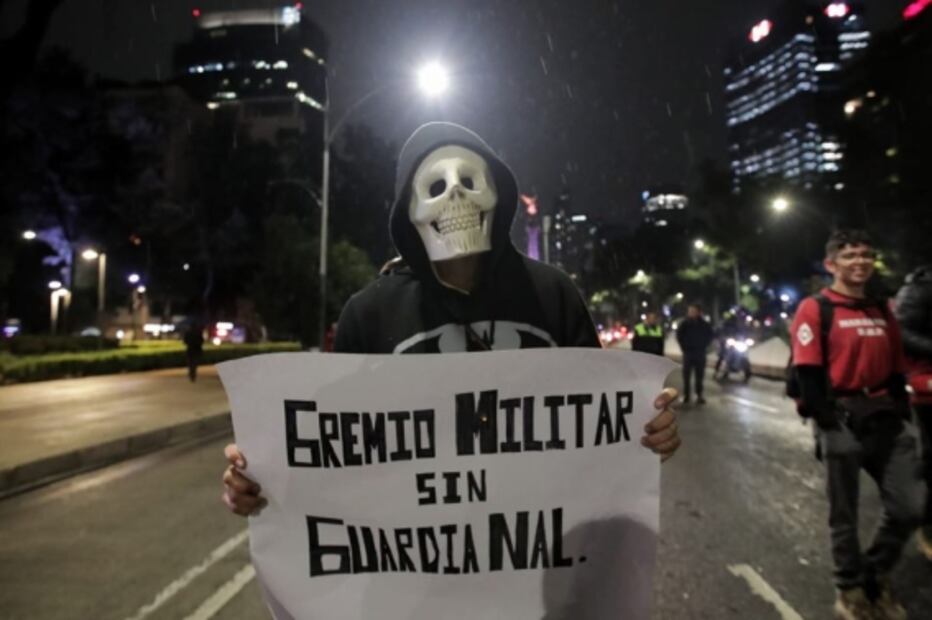 Realizan velada por la paz en el Ángel de la Independencia; marchan al Senado contra reforma a Guardia Nacional