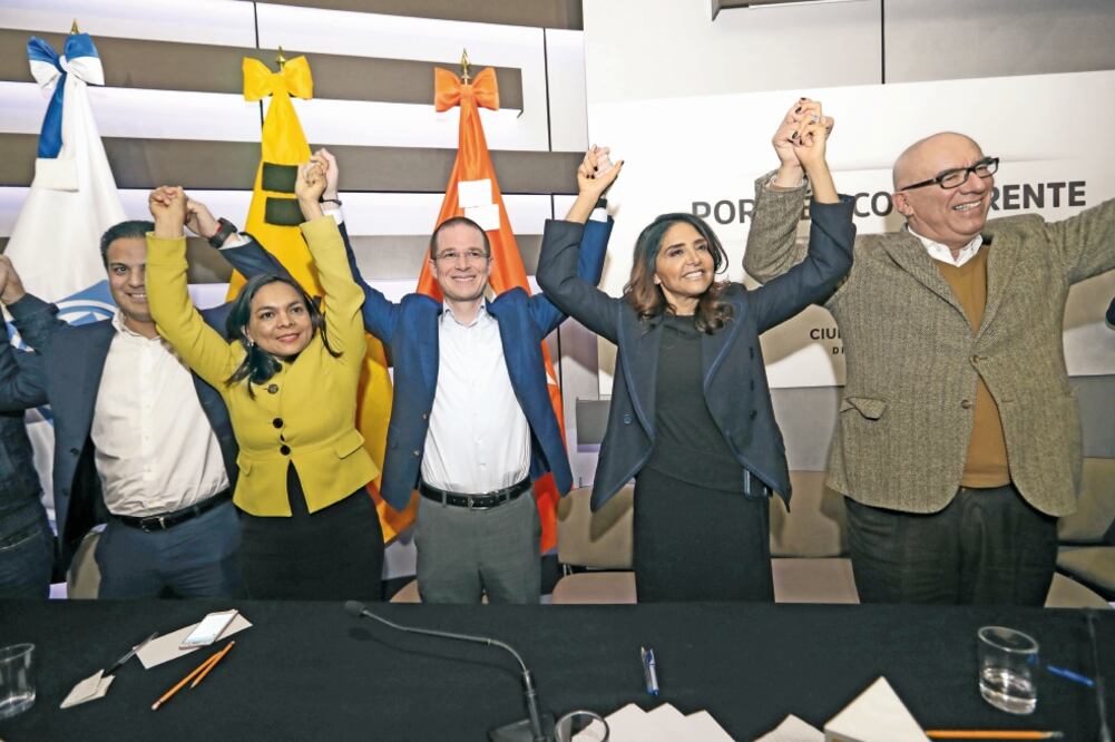 Los líderes del PAN, Ricardo Anaya; PRD, Alejandra Barrales, y MC, Dante Delgado, registraron su coalición Por México al Frente, ante el INE. (VALENTE ROSAS. EL UNIVERSAL)