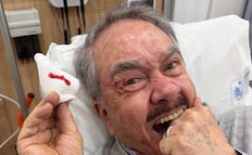 Pedro Sola sufre caída y comparte foto desde el hospital: "Cuando uno envejece adquiere nuevos retos"