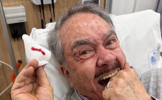 Pedro Sola sufre caída y comparte foto desde el hospital: "Cuando uno envejece adquiere nuevos retos"