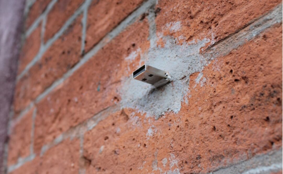 Conoce los USBs del mundo que han logrado crear una red compartida sin internet. Imagen: deaddrops.com