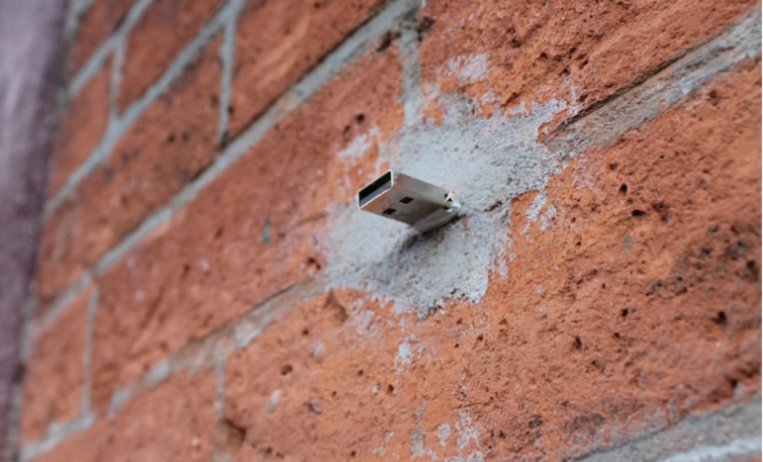 Conoce los USBs del mundo que han logrado crear una red compartida sin internet. Imagen: deaddrops.com