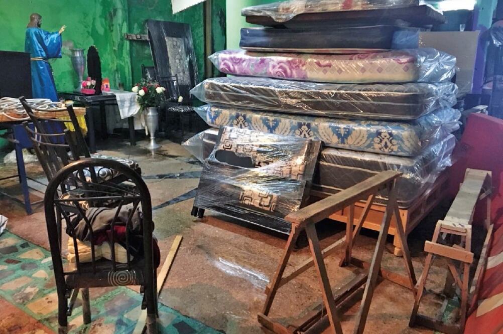 La mayoría de los comercios en las inmediaciones del Metro Acatitla son mueblerías que reportan pérdidas en mercancía tras la inundación (EDUARDO HERNÁNDEZ. EL UNIVERSAL)